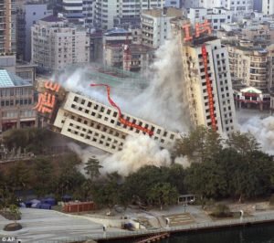 Edificio cayendo